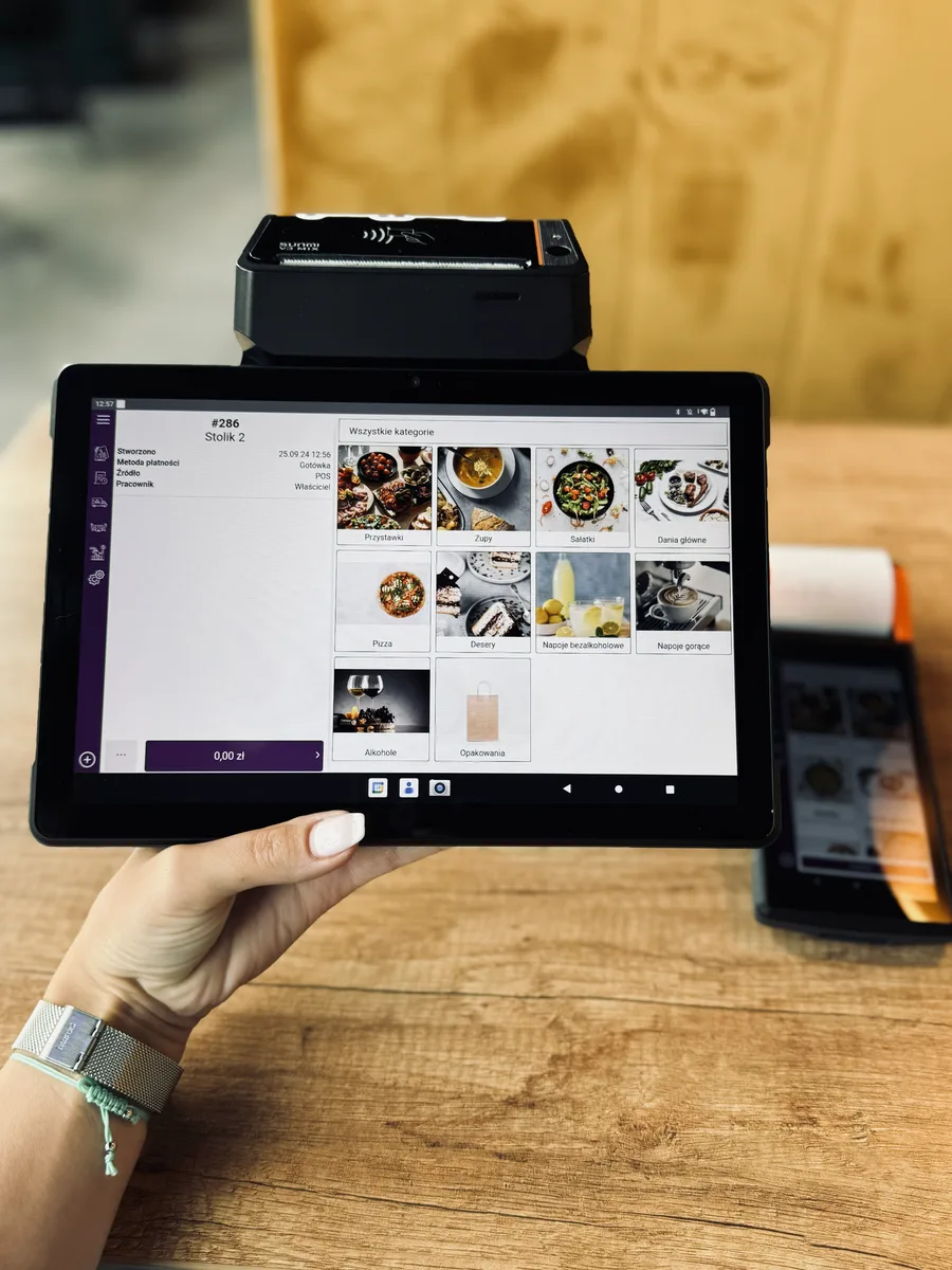 Tablet z systemem Fodimi POS – zamówienie dla stolika i kategorie menu